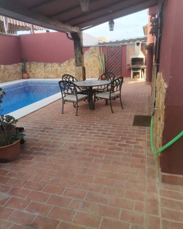 Nueva solería en patio exterior de vivienda en Salteras, Sevilla